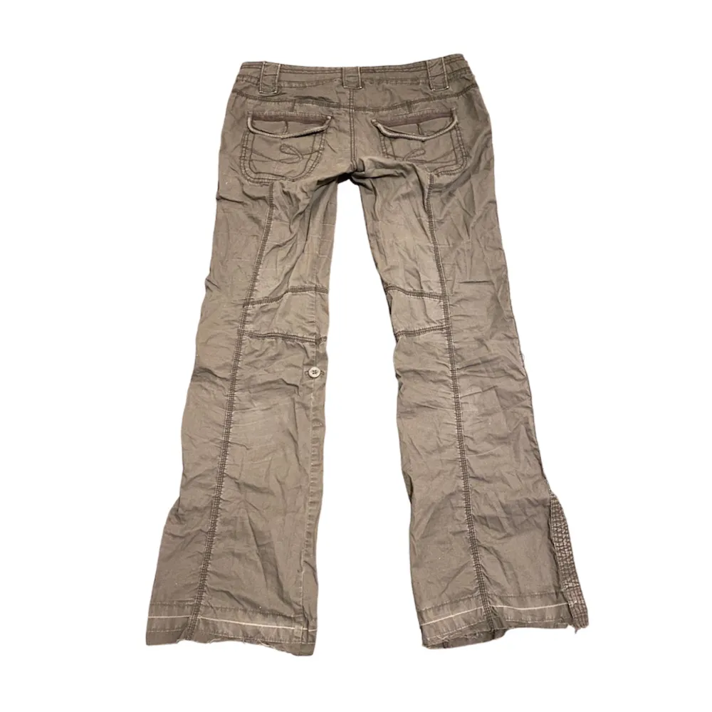 Så snygga och trendiga lågmidjade cargobyxor🔥De är i militärgrön mot de gråa hållet i färg. Midjemått: 84cm och innerbenslängd: 86cm💕💕 Skriv privat vid intresse och frågor☺️💖. Jeans & Byxor.