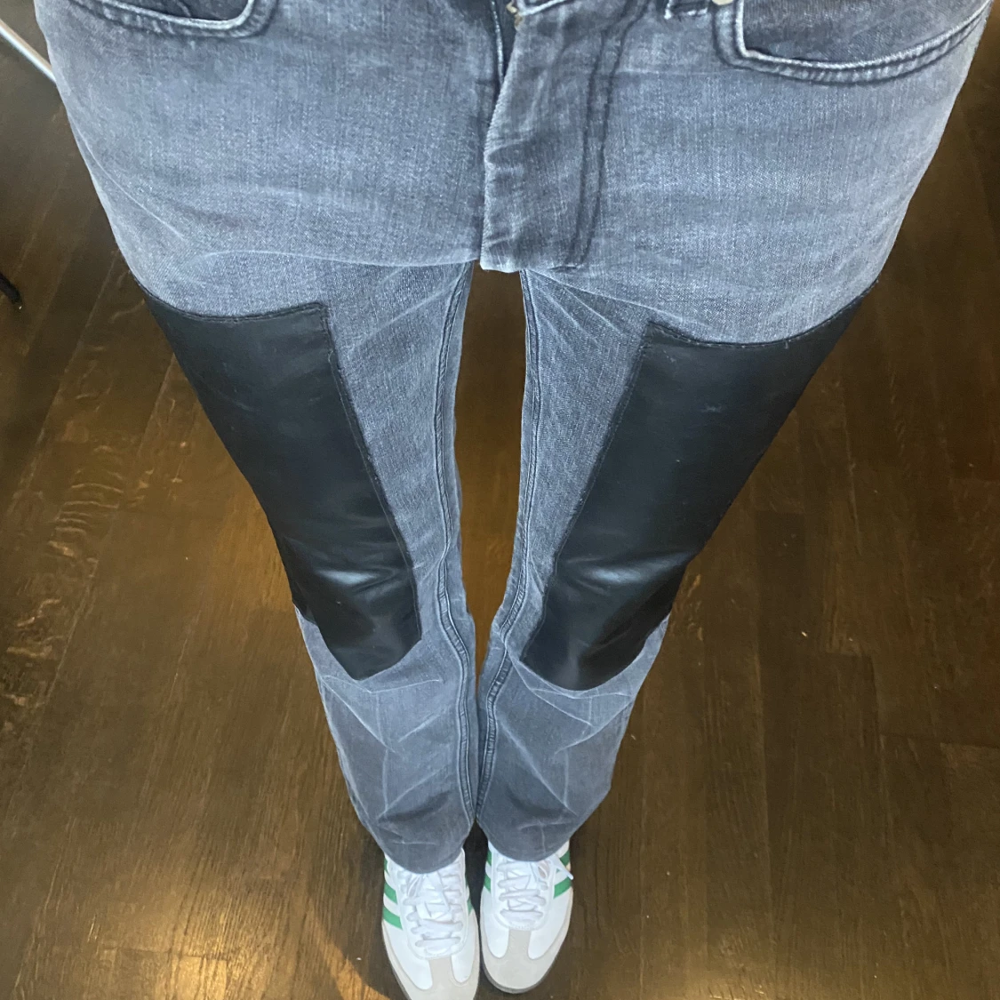 Grå raka Jean med läder detalj - 90