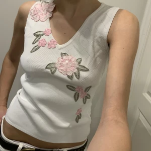 Vintage topp italiensk - Säljer denna super fina vintage topp/väst som jag köpte i Italien☺️🇮🇹Storlek S/M men passar mig som brukar ha S. 