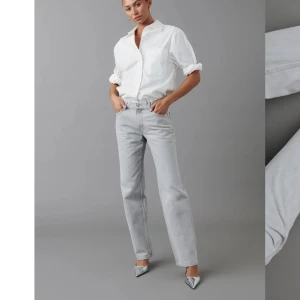 Gråa jeans - Aldrig använda, jättebra skick☺️skriv till mig im ni vill ha fler bilder eller har några frågor💕