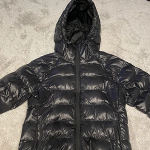 Peak performance jacka - Säljer nu den här snygga peak prrformance jackan för ett bra pris! Riktigt snygg och i bra skick, om du har funderingar så är det bara att fråga!