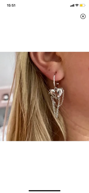 Silver örhängen - Sjukt fina örhängen som påminner om maria Nilsdotter! Använda två gånger då silver inte är min färg och har inga missfärgningar eller defekter alls! ⭐️ Är målade med smyckeslack för att motverka missfärgning!