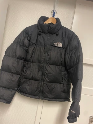 The north face jacka - The north face nuptse 1996 jacka Size S En lite flaw på baksidan av vänster arm annars bra skick. Pm vid övriga frågor!