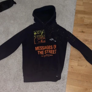 Streetwear hoodie - En cool streetwear hoodie köpt ifrån pull and bear. Storlek Xs