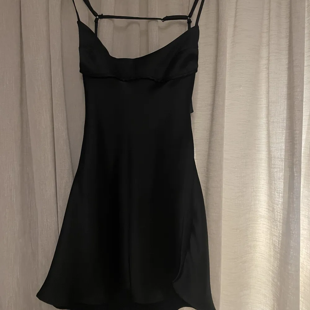 Säljer denna superfina svarta siden kort-klänningen från Zara, storlek M men passar till S med justerbara band. Skriv för bild med klänningen på, köparen står för frakten✨🩷. Klänningar.