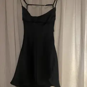 Säljer denna superfina svarta siden kort-klänningen från Zara, storlek M men passar till S med justerbara band. Skriv för bild med klänningen på, köparen står för frakten✨🩷