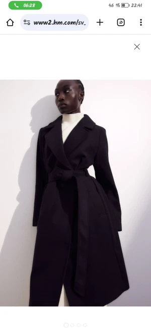 Kappa  - INTRESSEKOLL på svart kappa från hm. Köpt förra vintern men kommer inte riktigt till användning, där av väldigt bra skick😊 Skriv för egna bilder!