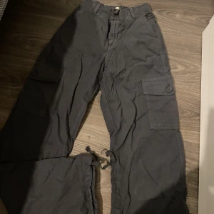 Cargo (?) byxor   - Mörkgrå cargo (?) byxor från PULL&BEAR i storlek S/26💞endast testade & priset går absolut att diskuteras!