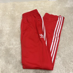 Adidas byxor - Säljer för små adidas byxor. Orginalpris 679kr