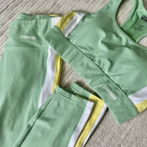 Träningskläder från Stronger  - Träningsset bestående av tights och topp från Stronger i storlek S. Endast använd på en fotografering så är som nytt. Nypris för båda delarna: 1200kr  