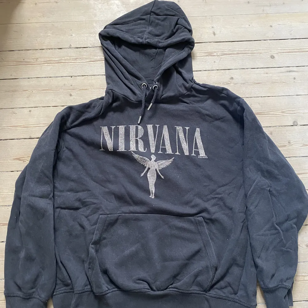 KÖPAREN STÅR FÖR FRAKTEN  nirvana hoodie som knappt används i nyskick. Hoodies.