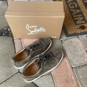 Christian Louboutin skor - Tjenare! Säljer nu mina Christian Louboutin skor i storlek 44/45 har hållit mina skor i fint skick och tvättat efter varje användning! Allt OG följer med och kvittot samt har bevis på att dem är äkta så hör av er vid intresse! Mvh Oliver 