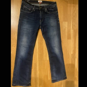 Lowwaist bootcut jeans från Tommy Hilfiger  - Supersnygga lowwaist bootcut jeans från Tommy Hilfiger!! 105 cm långa, jag är 173 cm och de passar mig💓Storlek 32/32