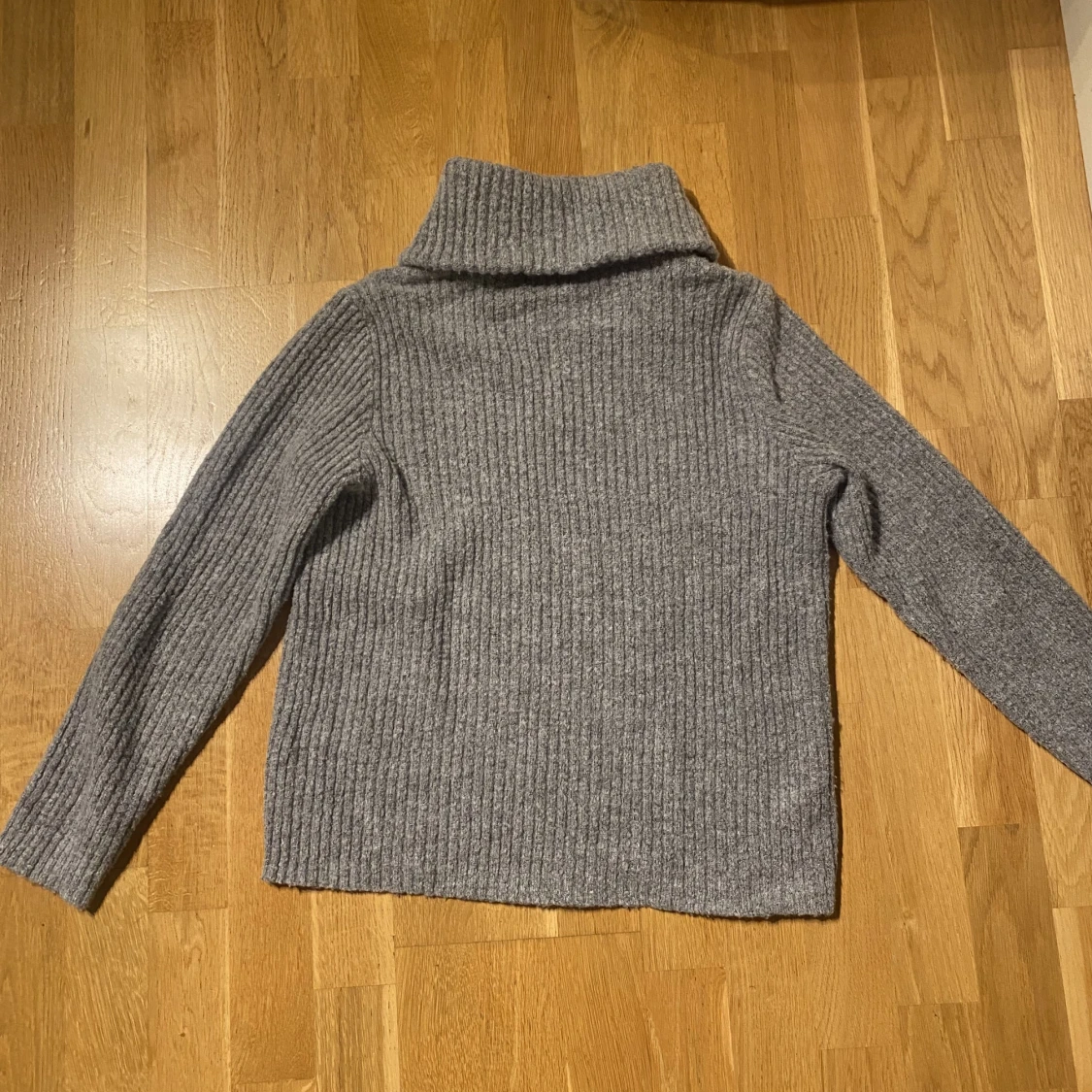 Grå stickad tröja - 91