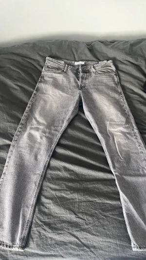 Jeans - Grå jeans ifrån jack & jones. Använda men inga dekekter och väldigt bra skick.