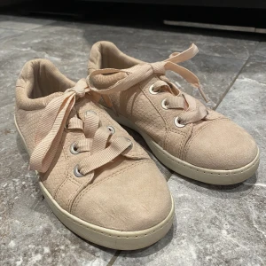 Duffy skor storlek 35 - Ett par Duffy skor i storlek 35. I använt skick men har så mycket mer att ge!! Supergulliga. Tips: Min dotter hade en liten rosa fluffig pom pom fastknutna på skosnören, dekorativt och jättefint. Kika gärna på mina andra annonser:) Samfraktar gärna.