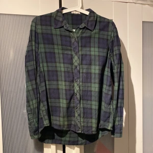 grön flanellskjorta  - grön flanellskjorta i tunnare tyg