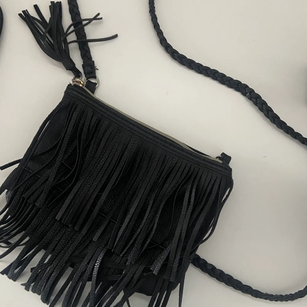 Jag säljer en jättegullig svart väska från H&M. Jättefint skick💘köparen står för frakten!. Väskor.