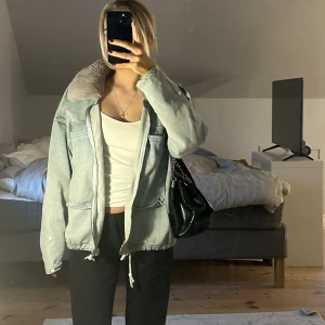 Jeansjacka med päls - Jeansjacka med päls från boohoo😍Sååå himla snygg!! Måste sälja då jag har för många jackor och ska flytta såsmåningom. Jackan passar till ALLT. Pälsen är även avtagbar! 💕💕🫶🏻 (Denna modellen är utsåld.)
