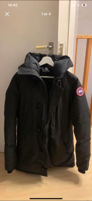Canada Goose Chateau parka - Använd förra vintern bara. Inga fel på den, rökfri och är bra enkelt sagt. Långmodell som passar väldigt fint. Nypris 12,999 i johnells.