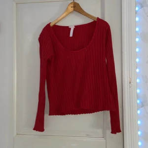 Röd h&m tröja😍 - Jättefin h&m tröja i bra skick. Kolla bild två så är de lite mina trådar som sticker ut från armen. Men absolut inget som syns och de e bara att klippa bort. Lite för urringad för mig. Ganska stor. Men perfekt till julen🧑‍🎄 Men ganska stor för att vara M❤️