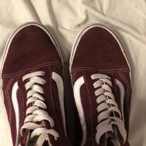 Sneakers  - Ett par vans sneakers i storlek 40 som inte kommer till användning . Färgen är vin röd passar nästan till allt . Använda få gånger , beställde dem på Sellpy för ca 4 månader sedan. 