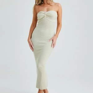 Klänning  - Fin klänning från bikbok, använt 1 gång