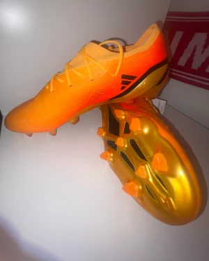 Aldrig använda Adidas X speedportal.1 (nypris 2699). Pris kan diskuteras. - Aldrig använda och med förpackning kvar. Storlek 42 2/3 Pris kan diskuteras vid snabb affär. Mvh Rshoes