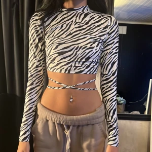 Top - Top med sebra ränder💋