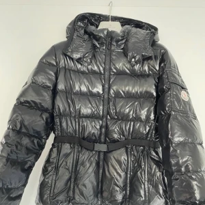 Moncler jacka - Kollar intresset på min moncler grenadille giubbutto modell. Lätt repa på en av dragkejdorna, annars helt perfekt skick. Om ni är intresserade, meddela för äktahetsbevis. Inget kvitto medföljer bara kod inuti jacka 