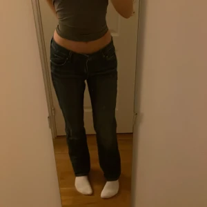 Levis jeans - As snygga vintage Levis jeans, de ser svarta ut på bilderna men de är mörkblå med lite sliten tvätt😍