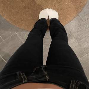 Mörkblåa Levis jeans! Använda 3 gånger, modell 725. Midjestorlek 25, långd 32🌸