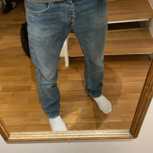 J Lindberg jeans  - Jeans från J Lindberg. Storlek 32. Modellen är 188 och väger 75 kg. Skriv för funderingar. 