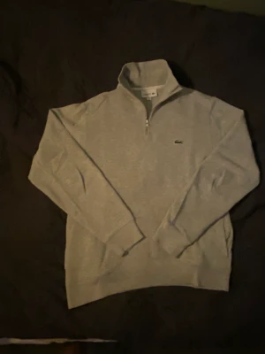 Lacoste halfzip - Säljer en fet Lacoste halfzip som är använd endast 2 gånger, 0 defekter och är som ny! 10/10 skick!! Nypris runt 1300-1500kr. Här endast 599kr!! Kontakta vid minsta intresse och vid frågor!