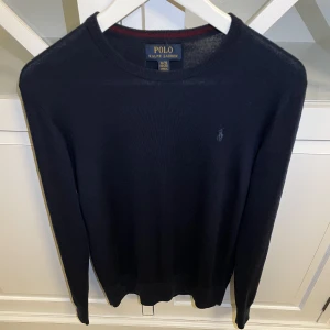Ralph Lauren tröja - Säljer denna Ralph Lauren tröja i färgen mörkblå. Tröjan är i ett väldigt bra skick. Storleken 18-20 år vilket motsvarar S i herrstorlek. Tveka inte att höra av dig vid minsta fundering! 😃