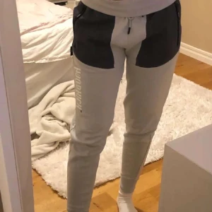 Hoodrich byxor💕 - Ett par Hoodrich byxor i storlek s använda cirka 5 ggr ingen skada på dom eller så typ som nya💕