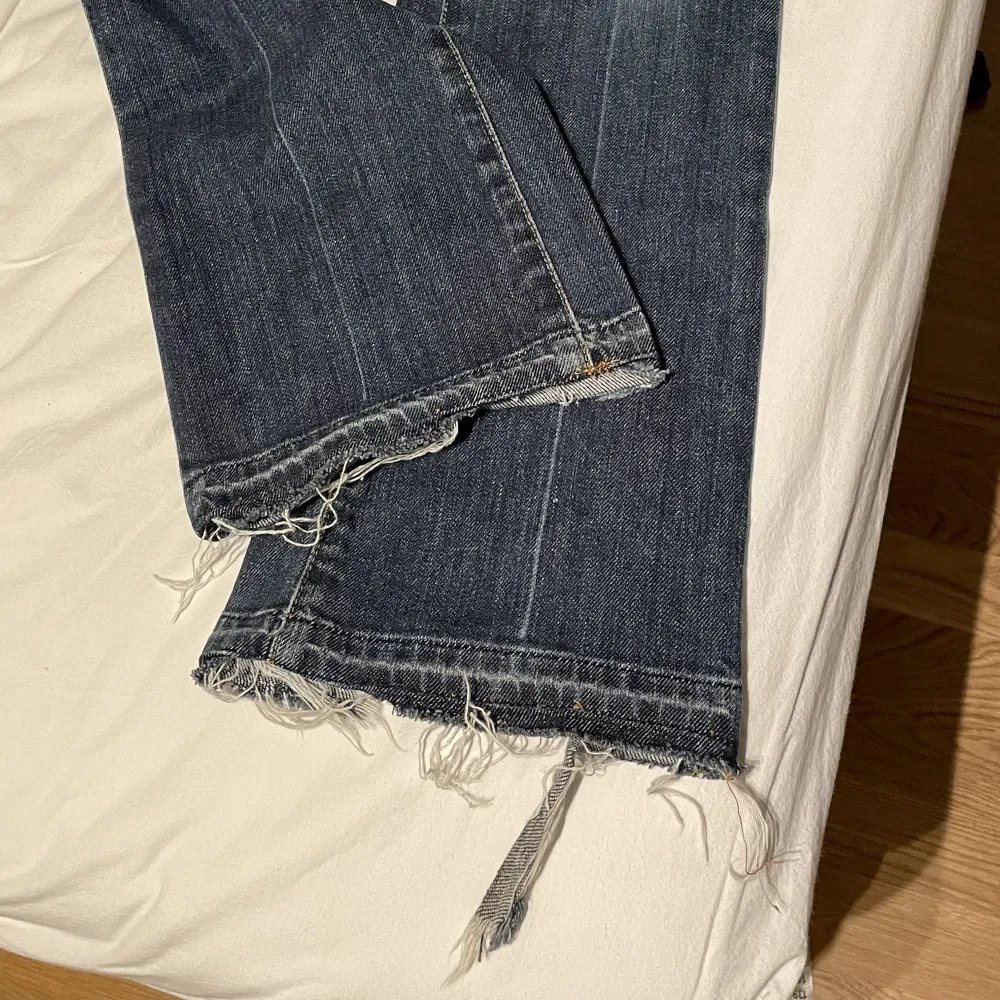 Snygga jeans ifrån 7 For All Mankind🩷Bra skick förutom att jag har sprättat upp de vid fötterna och därav att de gått upp lite. Finns även liten defekt vid låret! Står ingen storlek men jag uppskattar att de är storlek 36. Skriv för fler bilder och mått! . Jeans & Byxor.