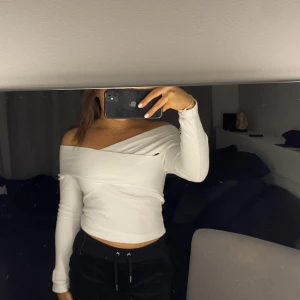 Vit Offshoulder-tröja - Bik Bok - Älskar denna verkligen men tyvärr kommer den inte till använding, fint skick🤍