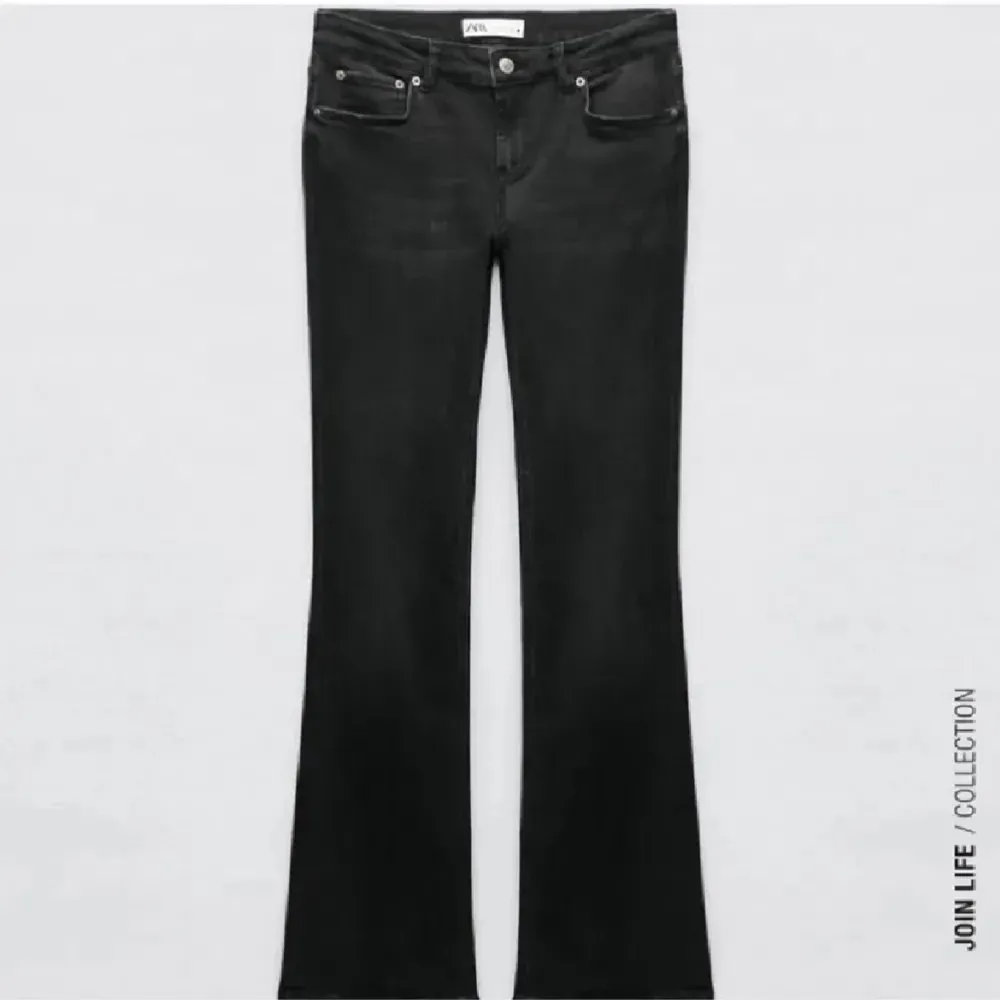 Jättesnygga low waist bootcut jeans ifrån zara❤️ slutsålda och stl 34🥰. Jeans & Byxor.