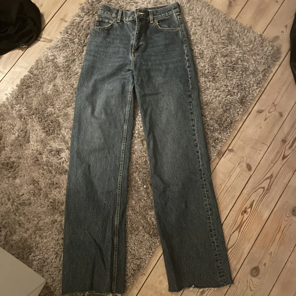 Raka mörkblåa jeans från zara. Fler bilder kan skickas vid intresse.. Jeans & Byxor.