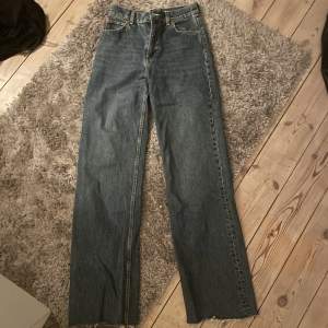 Raka mörkblåa jeans från zara. Fler bilder kan skickas vid intresse.