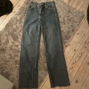 Zara jeans - Raka mörkblåa jeans från zara. Fler bilder kan skickas vid intresse.