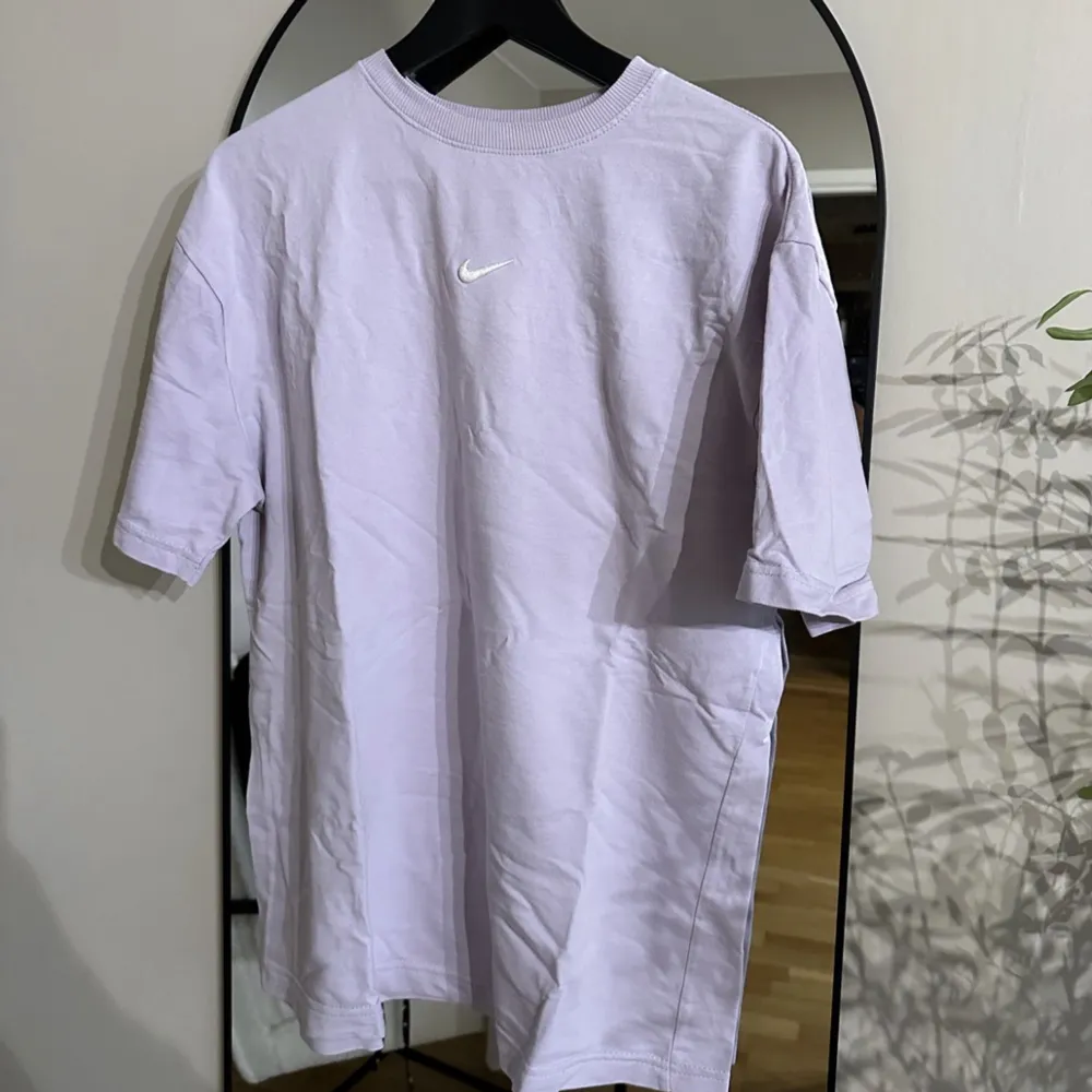 Tshirt från Nike, nyskick. Den är i storlek M men är oversized. Priset kan diskuteras💜 den har en fin ljuslila färg.. T-shirts.