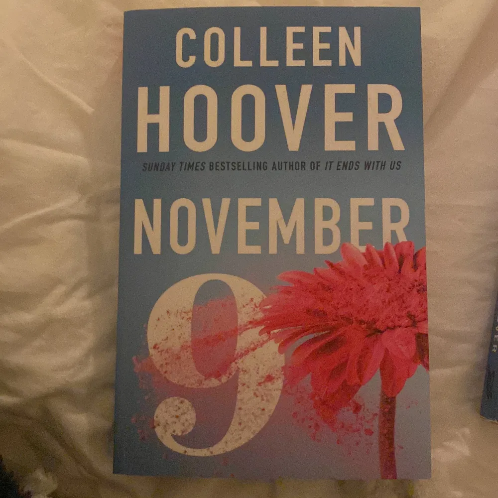 Min favvo bok November 9 av Colleen hoover, säljer pga har två st. Fint skick helt ny. Språket är på engelska . Övrigt.