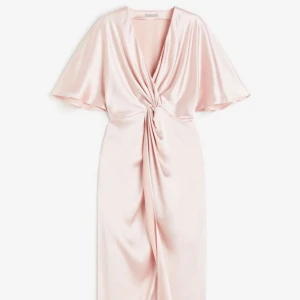 Draperad satinklänning - Helt ny och oanvänd