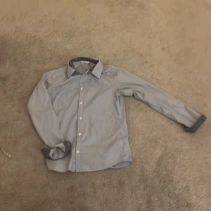 Blå skjorta - Blå skjorta från Cubus i storlek S 