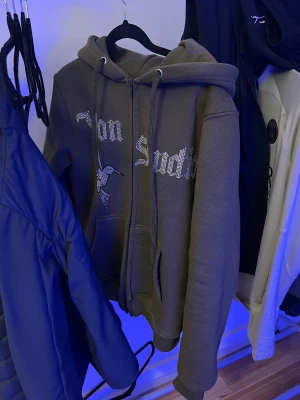 Von studio zip - Säljer en von studio zip nu helt oanvänd. nypris 800 limited edition slutsåld.