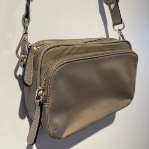 Beige liten väska - Beige liten väska från H&M. 🤎