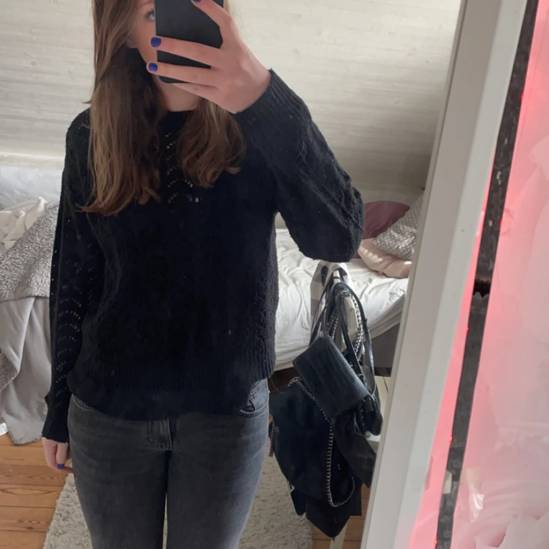 Svart tröja med design