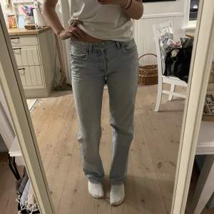 Jeans från zara! Jag är 170cm lång och de går precis ner till mina fötter. 